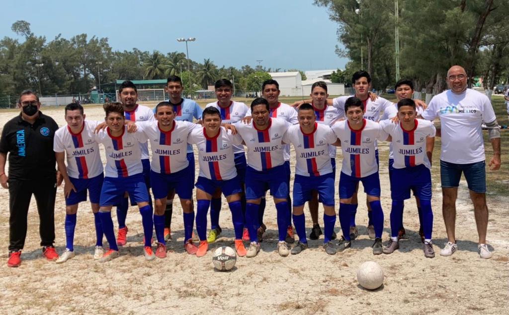 Entrega  de uniformes al equipo de Fútbol Jumiles